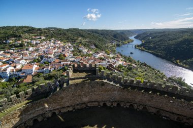 Rio Tejo manzaralı Castelo de Belver manzarası ve Portekiz 'in Alentejo şehrindeki Belver kasabası. Portekiz, Belver, Ekim 2021