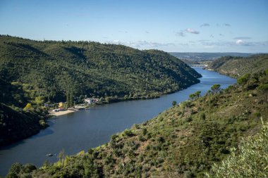 Portekiz, Alentejo 'daki Belver kasabasında Rio Tejo ile manzara. Portekiz, Belver, Ekim 2021