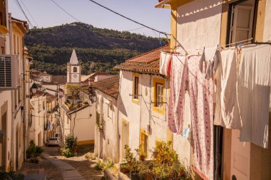 Portekiz, Alentejo 'daki eski Castelo de Vide kasabasında küçük bir ara sokak. Portekiz, Castelo de Vide, Ekim 2021
