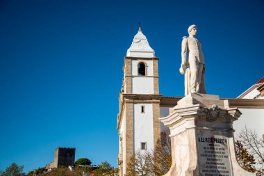 Portekiz 'in Alentejo kentindeki eski Castelo de Vide kasabasında Dom Pedro Anıtı ve Igreja Matriz ile Parca Dom Pedro. Portekiz, Castelo de Vide, Ekim 2021