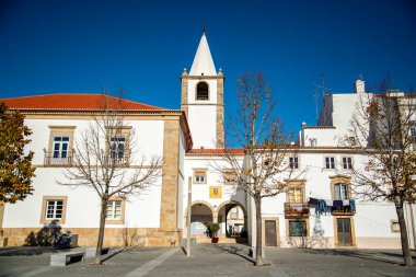 Portekiz 'in Alentejo şehrindeki eski Castelo de Vide kasabasında Camara Belediyesi ile Parca Dom Pedro. Portekiz, Castelo de Vide, Ekim 2021