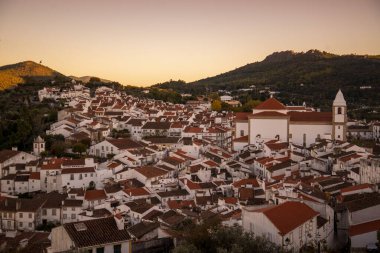 Portekiz 'in Alentejo kentindeki eski Castelo de Vide kasabasından Igreja Matriz ve Santa Maria da Devesa ile bir manzara. Portekiz, Castelo de Vide, Ekim 2021