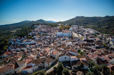 Portekiz 'in Alentejo kentindeki eski Castelo de Vide kasabasından Igreja Matriz ve Santa Maria da Devesa ile bir manzara. Portekiz, Castelo de Vide, Ekim 2021