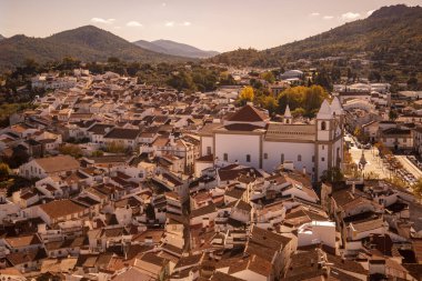 Portekiz 'in Alentejo kentindeki eski Castelo de Vide kasabasından Igreja Matriz ve Santa Maria da Devesa ile bir manzara. Portekiz, Castelo de Vide, Ekim 2021