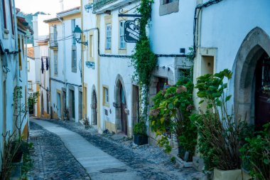Portekiz, Alentejo 'daki eski Castelo de Vide kasabasında küçük bir ara sokak. Portekiz, Castelo de Vide, Ekim 2021
