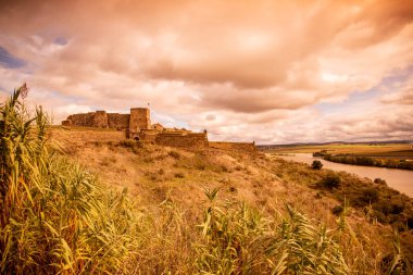 Rio Guadiana 'daki Juromenha Köyü' ndeki Fortaleza de Juromenha ve Portekiz 'deki Alentejo' daki İspanya sınırı. Portekiz, Juromenha, Ekim 2021