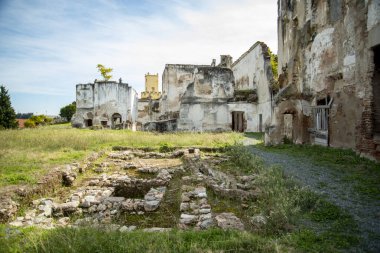 Portekiz 'in Alentejo şehrindeki Moura kasabasındaki Castelo de Moura' daki Mosteiro ve Igraja de Sao Domingos harabeleri. Portekiz, Moura, Ekim 2021