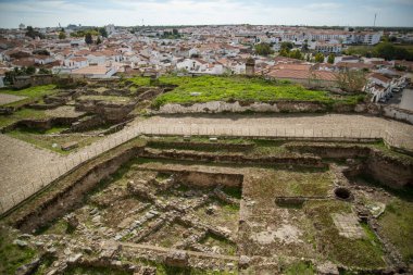 Portekiz, Alentejo 'daki Moura kasabasındaki Castelo de Moura' daki eski harabeler. Portekiz, Moura, Ekim 2021
