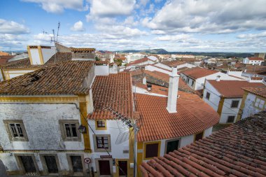 Portekiz 'in Alentejo kentindeki eski Nisa kasabasının manzarası. Portekiz, Nisa, Ekim 2021
