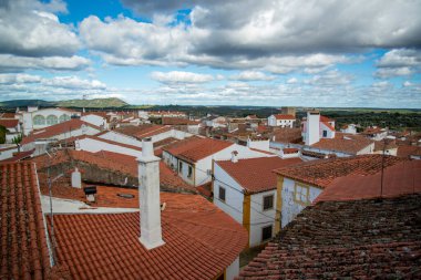 Portekiz 'in Alentejo kentindeki eski Nisa kasabasının manzarası. Portekiz, Nisa, Ekim 2021