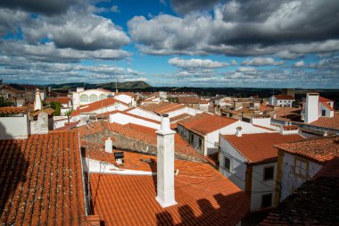 Portekiz 'in Alentejo kentindeki eski Nisa kasabasının manzarası. Portekiz, Nisa, Ekim 2021