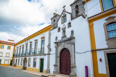 Portekiz 'in Alentejo kentindeki eski Nisa kasabasındaki Castelo de Nisa' daki Camara Belediyesinde Pelourinhio de Nisa. Portekiz, Nisa, Ekim 2021