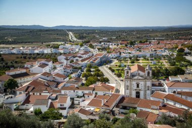 Portekiz 'in Alentejo kentindeki Portel kasabasında Igreja Matriz de Portel ile bir manzara. Portekiz, Portel, Ekim 2021