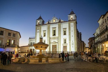 Portekiz, Alentejo 'daki Evora' nın Parca do Giraldo 'sunda igreja de Santo Antao. Portekiz, Evora, Ekim 2021