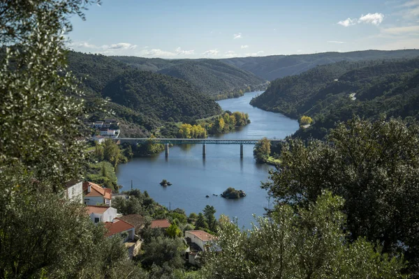 ポルトガルのAlentejoのBelver町のRio Tejoの橋とPonte Belverの風景 ポルトガル ベルベル 2021年10月 — ストック写真