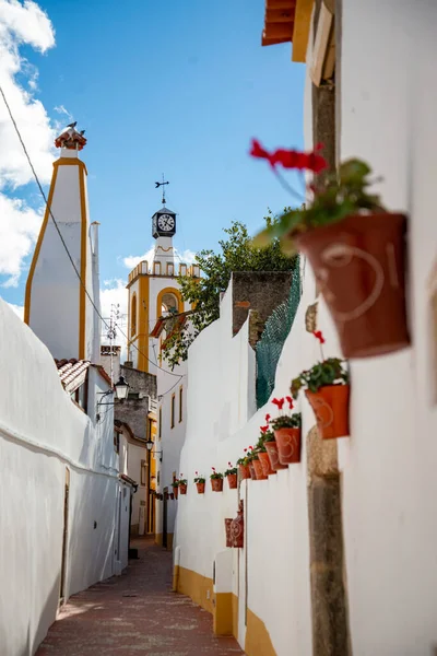 Egy Kis Sikátor Castelo Nisa Ban Óratoronnyal Nisa Óvárosában Alentejo — Stock Fotó