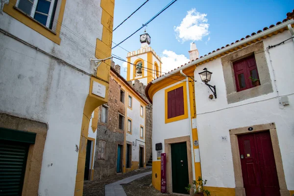 Een Steegje Het Castelo Nisa Met Klokkentoren Oude Binnenstad Van — Stockfoto