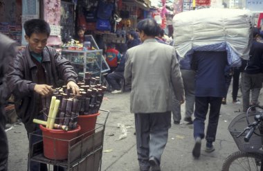 Çin 'in Hubei eyaletindeki Wuhan şehrindeki bir pazarda yaşayan insanlar. Çin, Wuhan, Kasım 1996