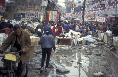 Çin 'in Hubei ilindeki Wuhan şehrinde bir durt market caddesi. Çin, Wuhan, Kasım 1996