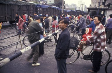 Çin 'in Hubei şehrindeki Wuhan şehrinde demiryolu bariyerinde bir kargo treni. Çin, Wuhan, Kasım 1996