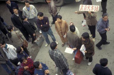 Varış yeri Çin 'in Hubei ilindeki Wuhan şehrindeki otobüs terminali. Çin, Wuhan, Kasım 1996