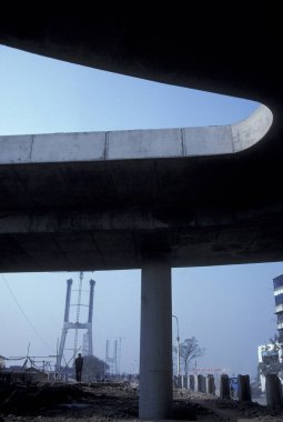 Çin 'in Hubei eyaletindeki Wuhan şehrindeki Köprü şantiyesinde. Çin, Wuhan, Kasım 1996