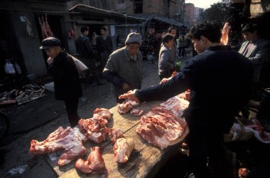 Çin 'in Hubei eyaletindeki Wuhan şehrindeki et pazarında. Çin, Wuhan, Kasım 1996