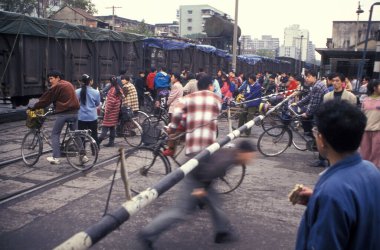 Çin 'in Hubei şehrindeki Wuhan şehrinde demiryolu bariyerinde bir kargo treni. Çin, Wuhan, Kasım 1996