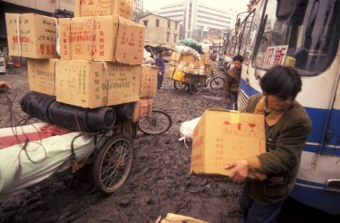 Çin 'in Hubei ilindeki Wuhan şehrindeki Otobüs Terminali' nde mal taşıyıcısı. Çin, Wuhan, Kasım 1996