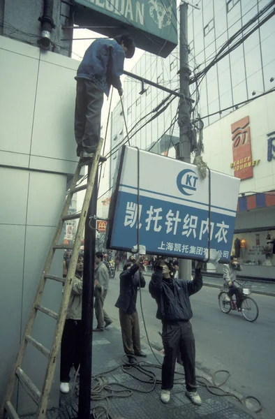 Menschen Montieren Ein Werbe Logo Einem Geschäft Der Stadt Wuhan — Stockfoto