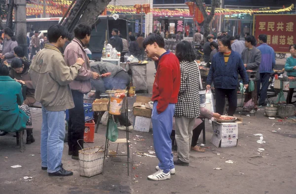 후베이 우한시에 시장의 길거리 음식이었습니다 China Wuhan November 1996 — 스톡 사진