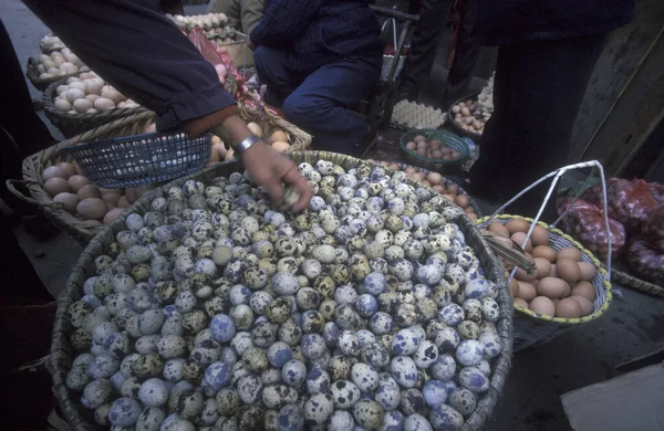 中国湖北省武漢市の市場で卵 1996年11月中国 — ストック写真