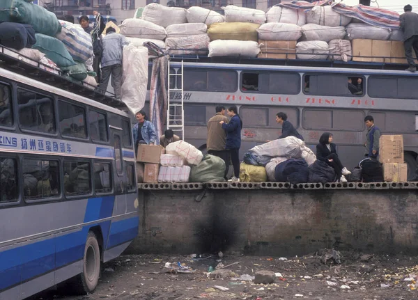 中国湖北省武漢市のバスターミナルで貨物船 1996年11月中国 — ストック写真