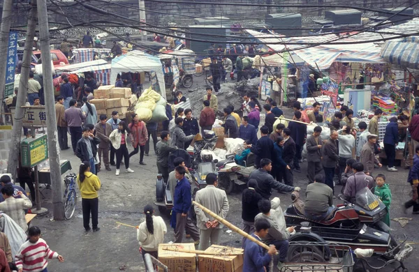 中国湖北省武汉市市场附近的市场街和公共汽车总站附近的货运公司的交通堵塞 中国武汉 1996年11月 — 图库照片