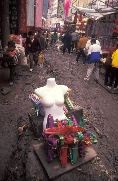 中国湖北省武漢市にあるダルトマーケット通りです 1996年11月中国 — ストック写真