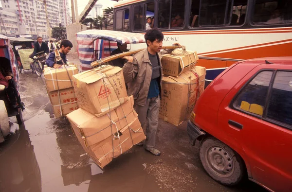 中国湖北省武漢市の市場近くのマーケットストリートとバスターミナルで貨物船との交通渋滞 1996年11月中国 — ストック写真