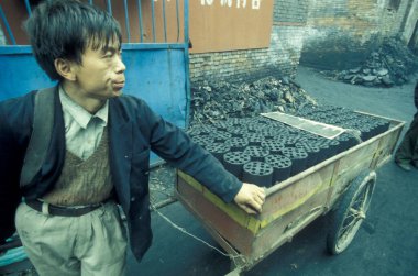 Çin 'in Henan ilindeki Kaifeng şehrinde bir kömür işçisi. Çin, Kaifeng, Kasım 1996