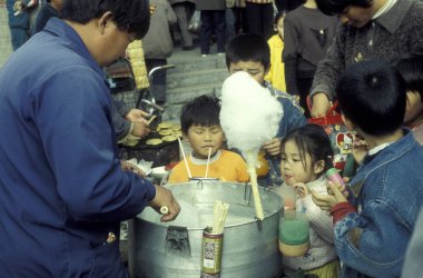 Çin 'in Henan ilindeki Kaifeng şehrindeki bir sokak pazarında şekerleme satan bir dükkan. Çin, Kaifeng, Kasım 1996