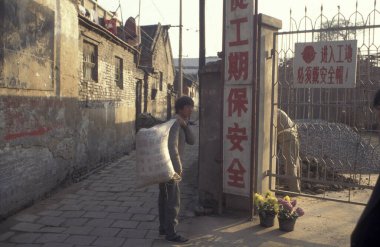 Çin 'in Henan ilindeki Kaifeng şehrinde bir inşaat alanı. Çin, Kaifeng, Kasım 1996