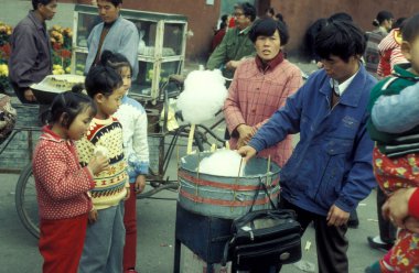 Çin 'in Henan ilindeki Kaifeng şehrindeki bir sokak pazarında şekerleme satan bir dükkan. Çin, Kaifeng, Kasım 1996