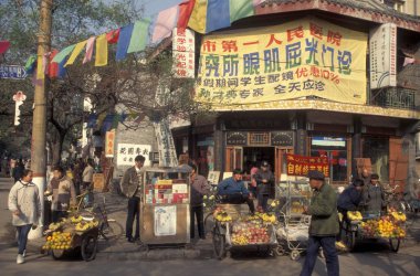 Çin 'in Henan ilindeki Kaifeng şehrinde bir pazar. Çin, Kaifeng, Kasım 1996
