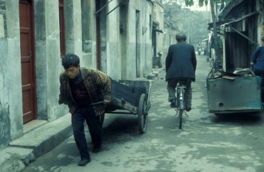 Çin 'in Henan ilindeki Kaifeng şehrinde bir kömür işçisi. Çin, Kaifeng, Kasım 1996