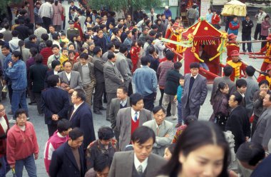 Çin 'in Henan ilindeki Kaifeng şehrinde eski bir kasabada küçük bir sokak hayatı. Çin, Kaifeng, Kasım 1996