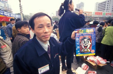 Çin 'in Jiangxi eyaletindeki Nanchang şehrindeki Alkol ve Tabac Fuarında alkolsüz içecekler ve promosyon. Çin, Nanchang, Kasım 1996