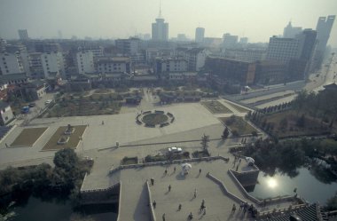Çin 'in Jiangxi eyaletindeki Nanchang şehrinin manzarası. Çin, Nanchang, Kasım 1996
