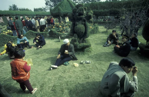 Άνθρωποι Στο Πάρκο Του Μνημείου Ναού Του Λόρδου Bao Στην — Φωτογραφία Αρχείου