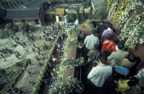 성의카 펜시에 Lord Bao 기념관에 사람들 China Kaifeng November 1996 — 스톡 사진