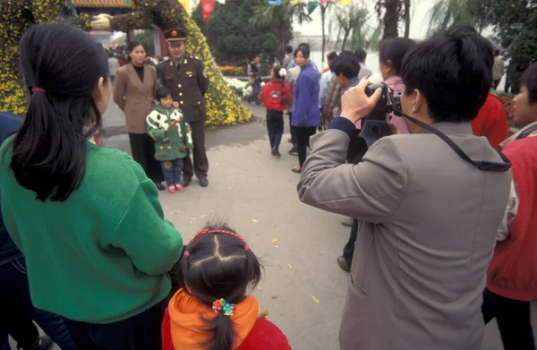 Люди Парке Мемориала Лорду Бао Городе Кайчжун Провинции Хэнань Китае — стоковое фото