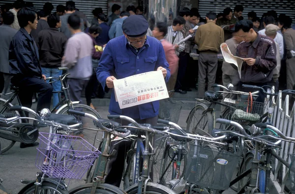 Menschen Mit Zeitungen Auf Dem Aktienmarkt Der Stadt Nanchang Der — Stockfoto