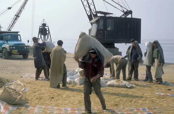 Worker Offload Sand Construction Transport Ship Ganjiang River City Nanchang — Stock Photo, Image